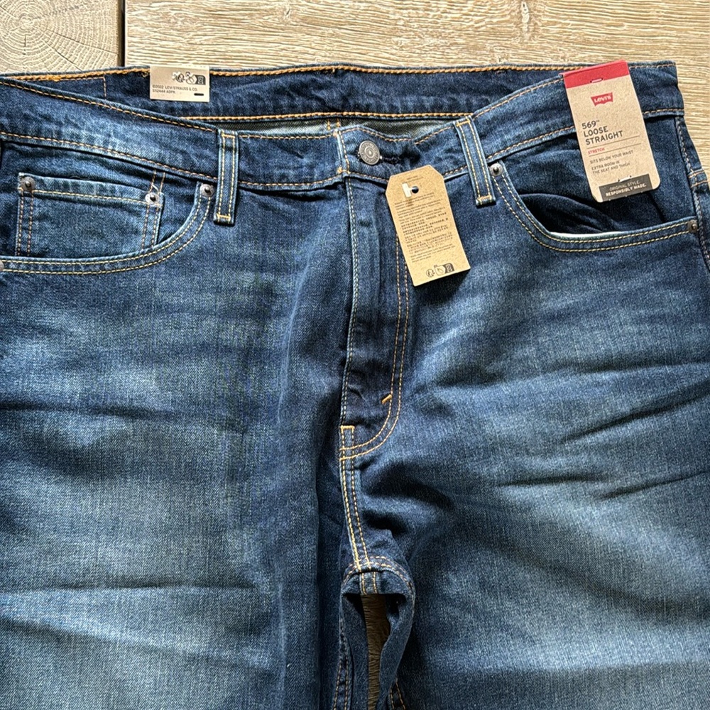 Levi's men's 569 loose straight leg jeans 
New with Tags